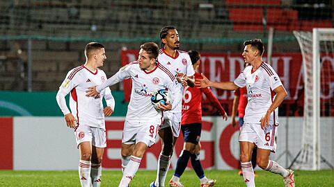 Torschütze Isak Bergmann Johannesson von Düsseldorf (2.v.l.) jubelt mit seinem Team über seinen Treffer zum 3:3.