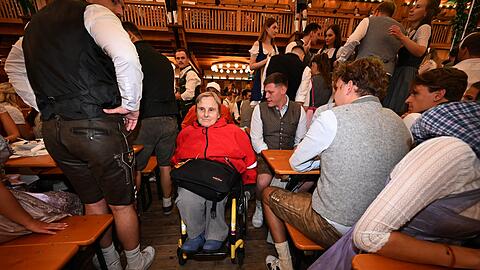 Im Bierzelt hat es Monika Burger nicht einfach, sich den Weg zu bahnen.