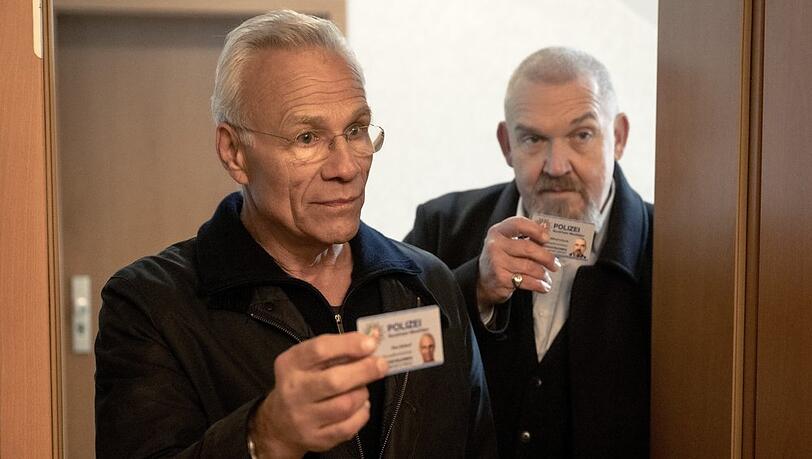 Max Ballauf (Klaus J. Behrendt, li.) und Freddy Schenk (Dietmar Bär) suchen im "Tatort: Restschuld" nach einem verschwundenen Inkasso-Manager.