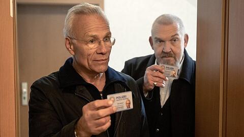 Max Ballauf (Klaus J. Behrendt, li.) und Freddy Schenk (Dietmar Bär) suchen im "Tatort: Restschuld" nach einem verschwundenen Inkasso-Manager.