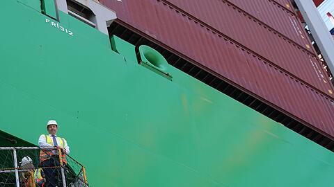Finanzminister Klingbeil begleitet in Hamburg Zollbeamte an Bord eines Containerschiffs.