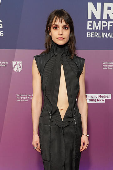 Gewagter Auftritt: Luise Befort dreht den Ausschnitt ihres Kleides einfach um.