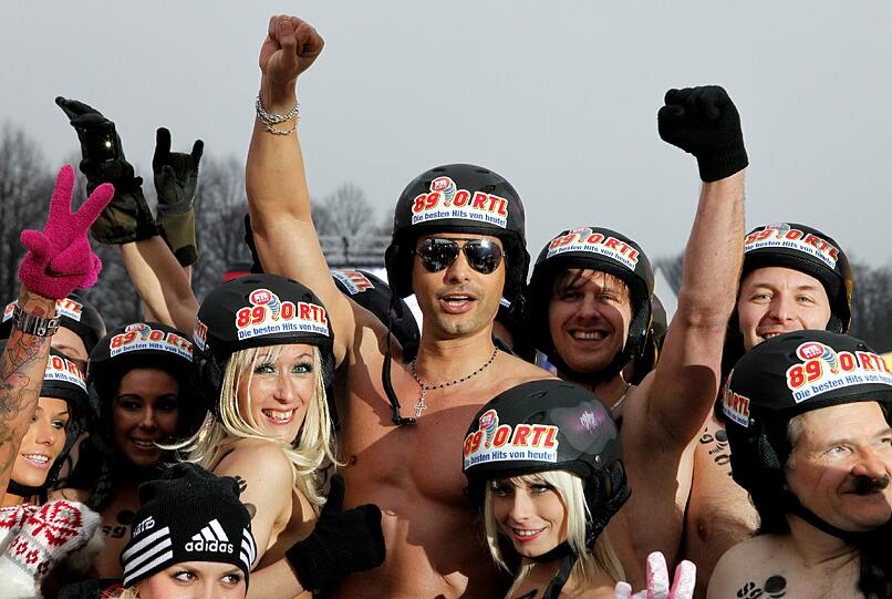 Nacktrodeln sorgt für Spaß im Harz: 25 000 Besucher ließen sich das Spektakel im vergangenen Jahr nicht entgehen - mit dabei: das schwedische Topmodel Markus Schenkenberg.