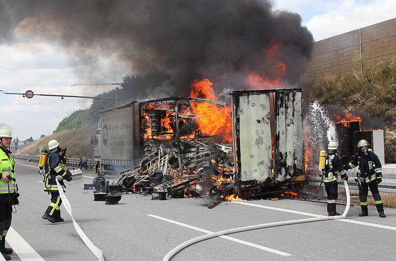 Spektakulärer Lkw-Brand auf der A94 &ndash; die Bilder vom Feuerwehreinsatz.
