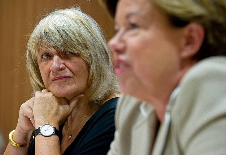 Emma-Chefin Alice Schwarzer (l) und die Geschäftsführerin von Allensbach, Renate Köcher, stellten die Studie in Berlin vor.