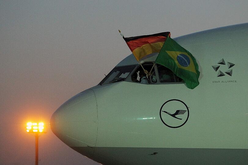 Das Ziel der DFB-Elf ist klar: Von Deutschland ab nach Brasilien und am 13. Juli den vierten WM-Titel feiern!