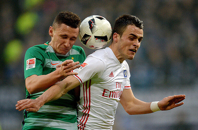 Torreiches Nordderby: Der Hamburger Filip Kostic (rechts) und Bremens Milos Veljkovic im Kampf im den Ball.