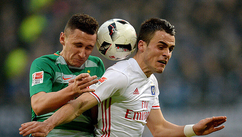 Torreiches Nordderby: Der Hamburger Filip Kostic (rechts) und Bremens Milos Veljkovic im Kampf im den Ball. Torreiches Nordderby: Der Hamburger Filip Kostic (rechts) und Bremens Milos Veljkovic im Kampf im den Ball.