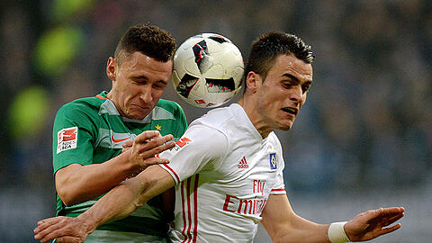Torreiches Nordderby: Der Hamburger Filip Kostic (rechts) und Bremens Milos Veljkovic im Kampf im den Ball.