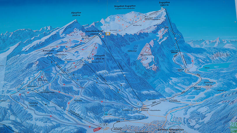 40 Kilometer Pistenlänge: Die Übersichtstafel des Garmisch-Classic-Gebiets. Rechts: die Zugspitze.