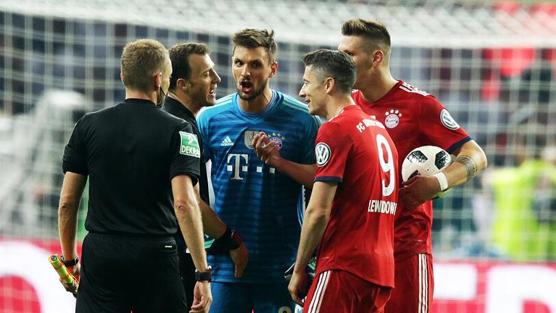 Gesprächsbedarf: Sven Ulreich (Mi.) und seine Kollegen vom FC Bayern bei Schiedsrichter Felix Zwayer (2.v.li.).
