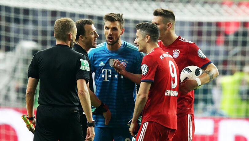 Gesprächsbedarf: Sven Ulreich (Mi.) und seine Kollegen vom FC Bayern bei Schiedsrichter Felix Zwayer (2.v.li.). Gesprächsbedarf: Sven Ulreich (Mi.) und seine Kollegen vom FC Bayern bei Schiedsrichter Felix Zwayer (2.v.li.).