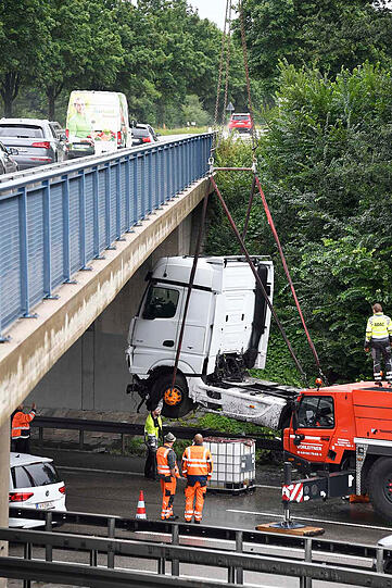 Für die Arbeiten mussten zwei der drei Fahrspuren auf der A99 gesperrt werden.