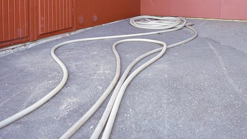 Der Schlauch habe sich angehoben und zwischen Sandale und Fuß verfangen, so die Klägerin. (Symbolbild)