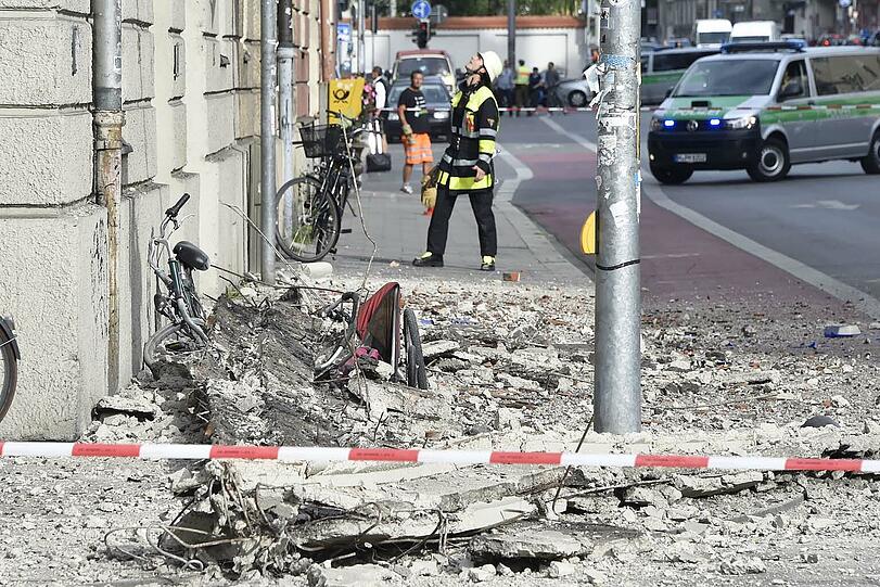 In der Kapuzinerstraße sind Teile eines Hausdachs einfach auf die Straße gefallen.
