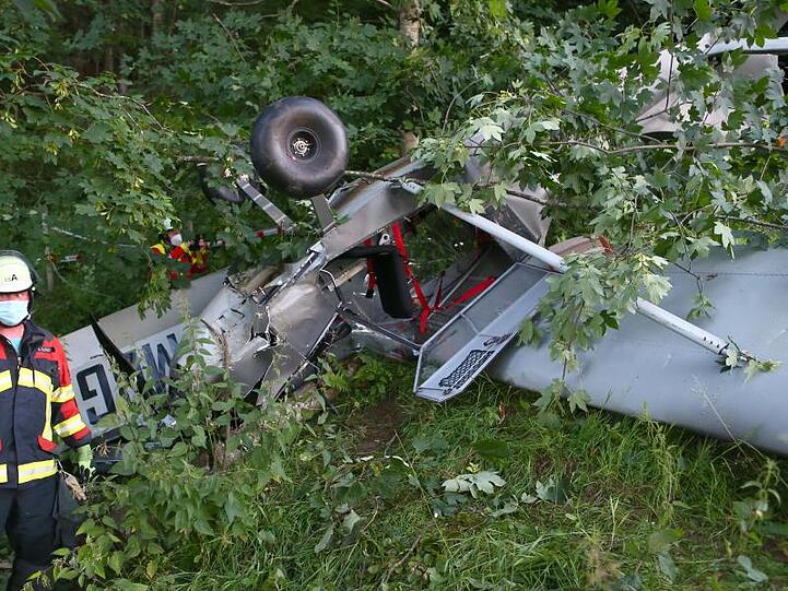 Ein verunglücktes Flugzeug liegt in einem Waldstück. Foto: Hans-Helmut Herold/dpa