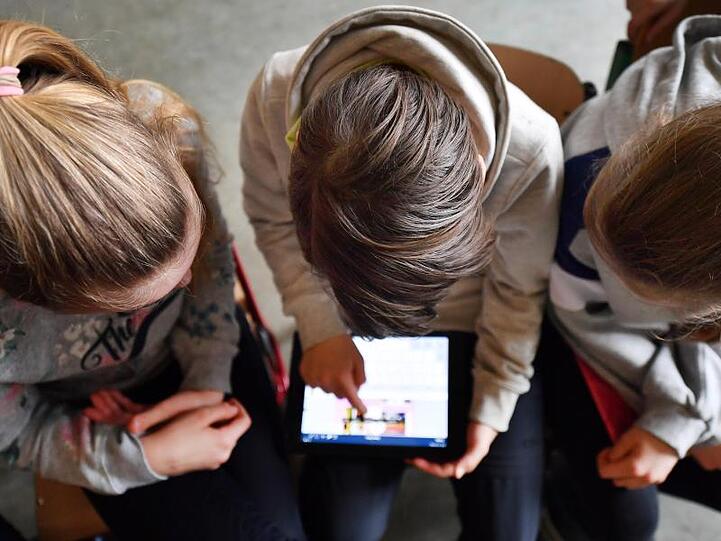 Schüler arbeiten mit einem Tablet. Die Videoplattform Youtube dürfte eine der meistgenutzten Apps auf Smartphones von Kindern und Jugendlichen sein.