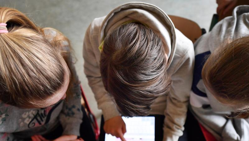 Schüler arbeiten mit einem Tablet. Die Videoplattform Youtube dürfte eine der meistgenutzten Apps auf Smartphones von Kindern und Jugendlichen sein. Schüler arbeiten mit einem Tablet. Die Videoplattform Youtube dürfte eine der meistgenutzten Apps auf Smartphones von Kindern und Jugendlichen sein.