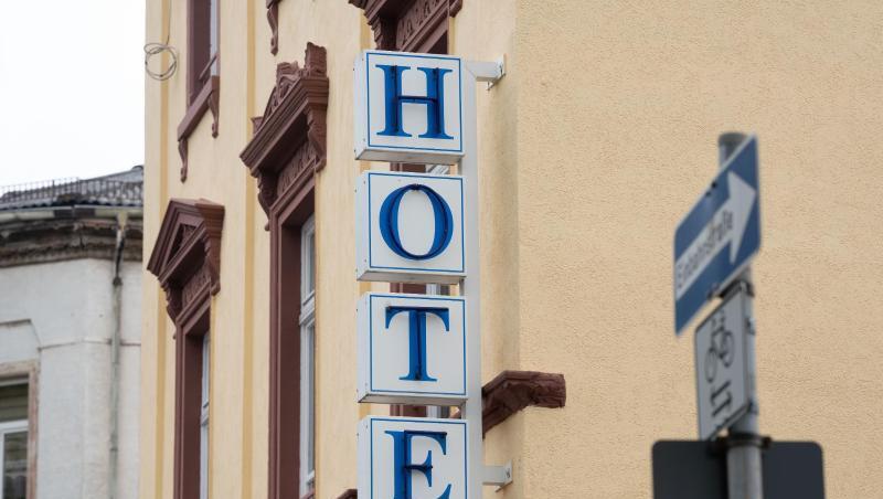 Das Wort "Hotel" steht an der Fassade eines Hotels.