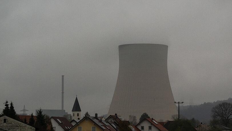 Wasserdampf steigt aus dem Kühlturm des Kernkraftwerks Isar 2.