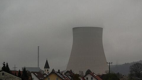 Wasserdampf steigt aus dem Kühlturm des Kernkraftwerks Isar 2.