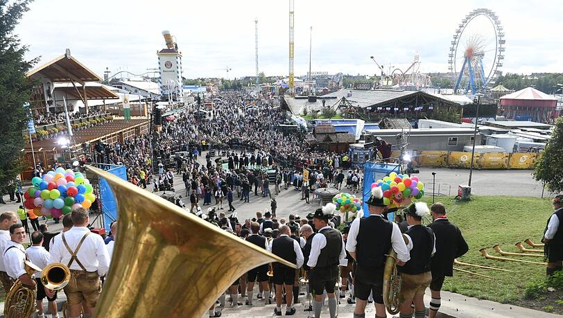 Beim Platzkonzert am Sonntag scheint die Sonne. Das Wetter meint es heuer überwiegend gut mit den Wiesn-Wirten und Schaustellern.