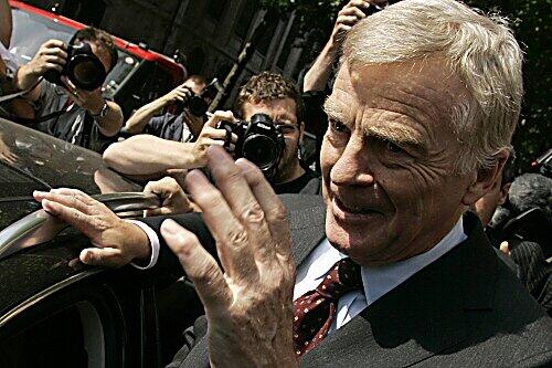 Max Mosley fühlt sich geschmeichelt über den Vorschlag, auch über 2009 hinaus FIA-Präsident zu bleiben.