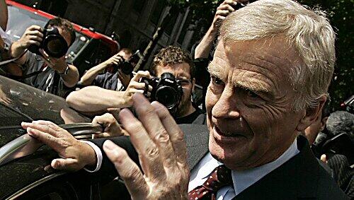 Max Mosley fühlt sich geschmeichelt über den Vorschlag, auch über 2009 hinaus FIA-Präsident zu bleiben. Max Mosley fühlt sich geschmeichelt über den Vorschlag, auch über 2009 hinaus FIA-Präsident zu bleiben.