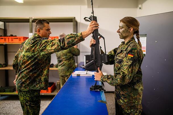 Eine Reservistin erhält in der Waffenkammer der Albkaserne ein Sturmgewehr vom Typ G36. Die Frau nimmt mit anderen Teilnehmern an der Abschlussübung zum Projekt "Ungediente für die Reserve" des Landeskommandos Baden-Württemberg teil.