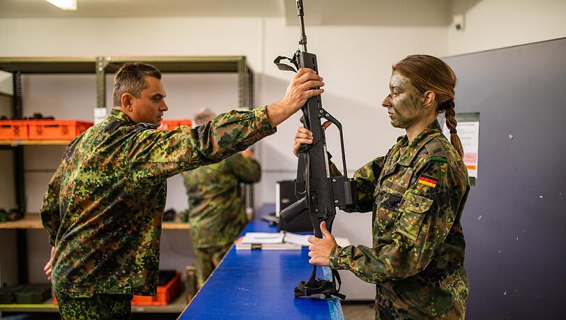 Eine Reservistin erhält in der Waffenkammer der Albkaserne ein Sturmgewehr vom Typ G36. Die Frau nimmt mit anderen Teilnehmern an der Abschlussübung zum Projekt "Ungediente für die Reserve" des Landeskommandos Baden-Württemberg teil. Eine Reservistin erhält in der Waffenkammer der Albkaserne ein Sturmgewehr vom Typ G36. Die Frau nimmt mit anderen Teilnehmern an der Abschlussübung zum Projekt "Ungediente für die Reserve" des Landeskommandos Baden-Württemberg teil.