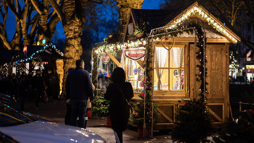 Fußgänger laufen durch die weihnachtlich geschmückte Innenstadt. Glühweinduft und weihnachtlicher Budenzauber fällt in diesem Jahr in vielen Städten der Corona-Pandemie zum Opfer. Viele Städte suchen nach Alternativen. (zu dpa: «Drive-In» oder Online - Städte suchen Weihnachtsmarkt-Alternativen“) +++ dpa-Bildfunk +++