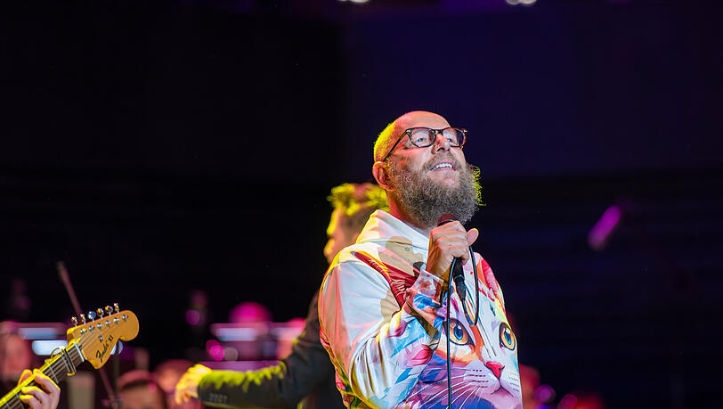 Der Frontsänger der oberbayerischen Band Dreiviertelblut Sebastian Horn. Hinter ihm dirigiert Gregor Mayrhofer die Münchner Symphoniker, die am Dienstagabend mit der Band genreübergreifend musizieren. Der Frontsänger der oberbayerischen Band Dreiviertelblut Sebastian Horn. Hinter ihm dirigiert Gregor Mayrhofer die Münchner Symphoniker, die am Dienstagabend mit der Band genreübergreifend musizieren.