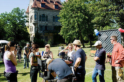 Die Filmcrew verwandelt das über 100 Jahre alte Gemäuer in Stein zum Mädcheninternat Lindenhof.