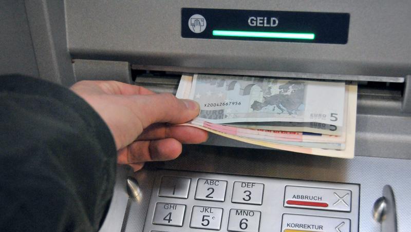 Bei einer fremden Bank Geld abheben wird richtig teuer. Bei einer fremden Bank Geld abheben wird richtig teuer.