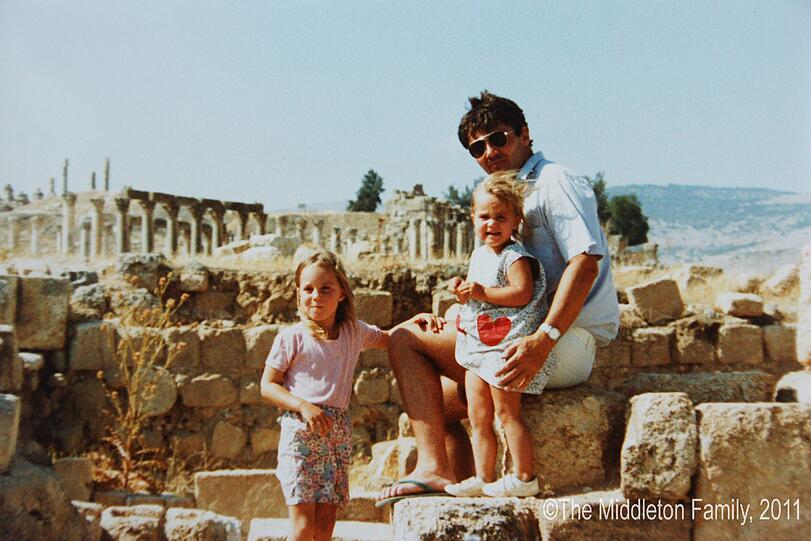 Kate Middleton (l.) als kleines Mädchen mit Vater Michael und Schwester Pippa in Jordanien.