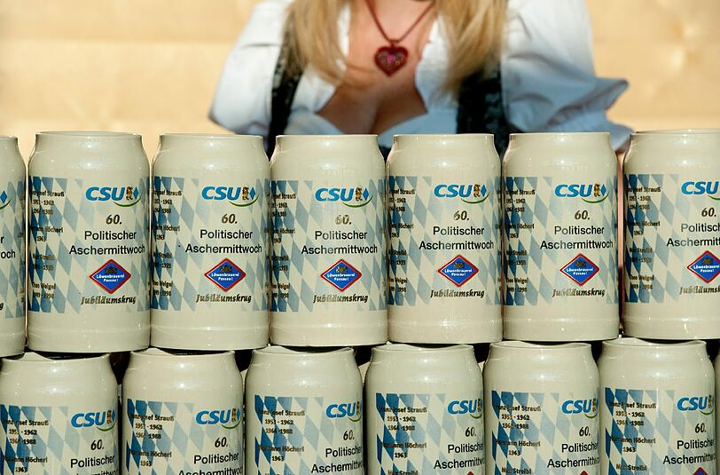 Bier und Politik - eine wundervolle Symbiose, zumindest am Aschermittwoch: Sehen Sie hier die Bilder des deftigen Polit-Klamauks mit OB Ude, Horst Seehofer, Claudia Roth und Co....