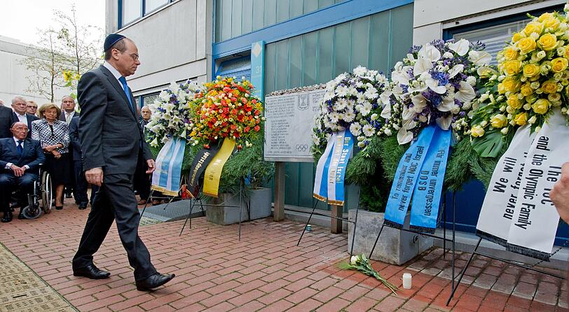 Der israelische Vize-Premier Silvan Schalom nimmt an der Kranzniederlegung teil.
