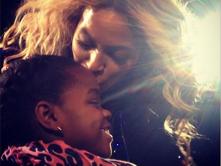 Beyoncé küsst Madonnas Töchterchen