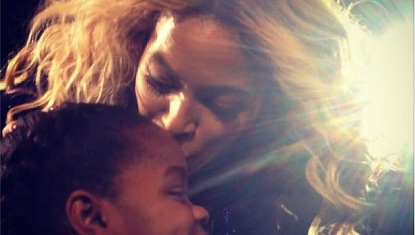 Beyoncé küsst Madonnas Töchterchen Beyoncé küsst Madonnas Töchterchen