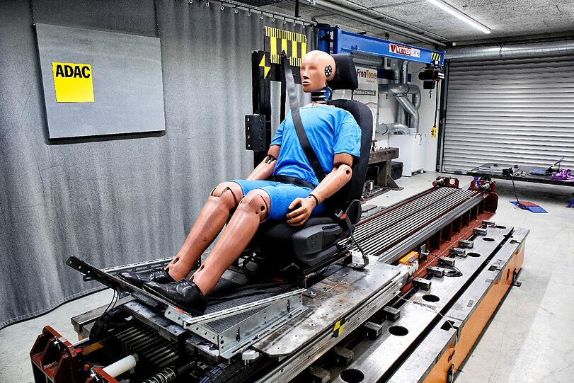 Unfälle mit dicker WInterkleidung können lebengefährlich sein. Die Bilder vom Crash-Test des ADAC.