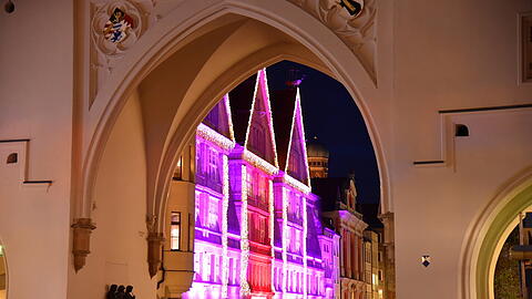 Der Blick durch das Karlstor auf die weihnachtlich beleuchtete Fußgängerzone.