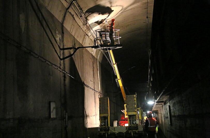 Klopf, klopf: Ist da ein Hohlraum? Die Tunnelschale wird in den zuglosen Nachtstunden inspiziert...