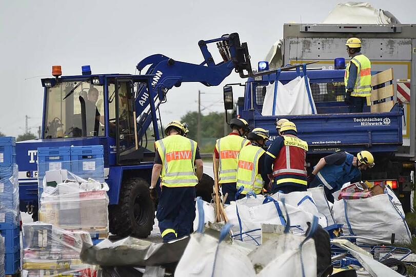 Ein schwerer Lkw-Unfall auf der A92 sorgte für erhebliche Behinderungen am Dienstag - die Bilder vom Bergungseinsatz.