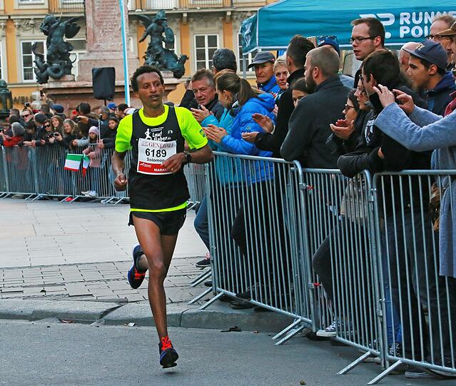 Sonnenschein und weiß-blauer Himmel: Beim München Marathon hatten die Teilnehmer perfekte Wetterbedingungen. Die Bilder zum Durchklicken.