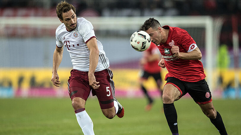 Mats Hummels im Zweikampf mit dem Mainzer Mainzer Mounir Bouziane.