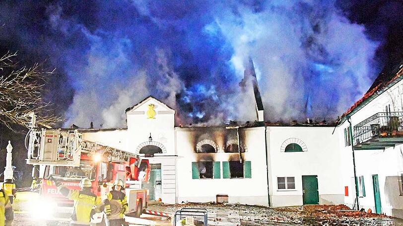 Rund einhundert Einsatzkräfte von neun Feuerwehren waren an den Löscharbeiten beteiligt.