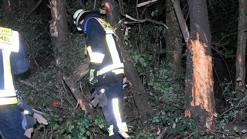 Der BMW wurde vollkommen zerstört, der Fahrer schwer verletzt. Die Bilder vom Unfallort.