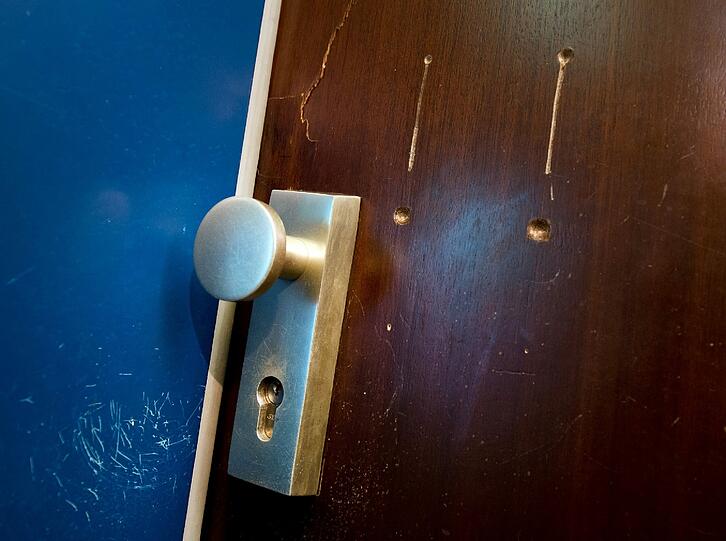 Um in die Wohnung einer Rentnerin zu gelangen, gibt sich ein Unbekannter als Handwerker aus.