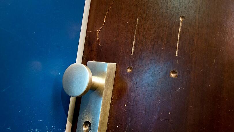 Um in die Wohnung einer Rentnerin zu gelangen, gibt sich ein Unbekannter als Handwerker aus. Um in die Wohnung einer Rentnerin zu gelangen, gibt sich ein Unbekannter als Handwerker aus.