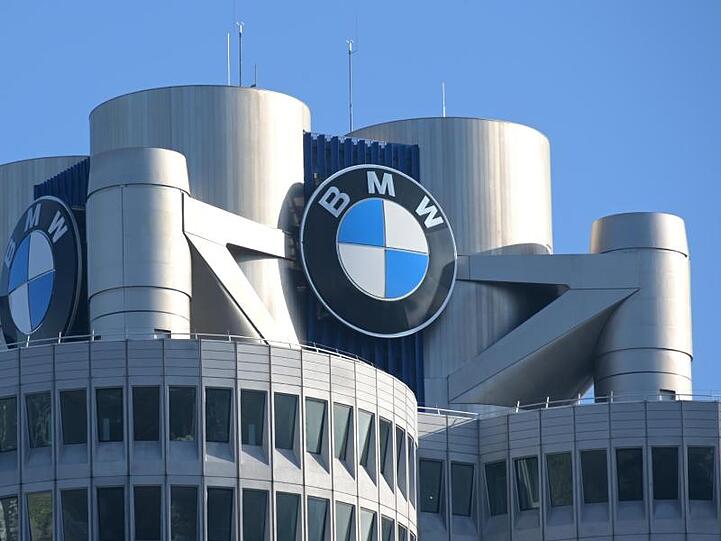 Das BMW-Logo auf dem Firmensitz des Automobilherstellers BMW vor Beginn der Bilanz-Pressekonferenz. Foto: Tobias Hase/Archiv
